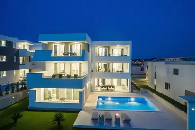 One-bedroom bungalow with pool & terrace