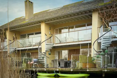 Image de Eider Cottage: Lake View & Spa Access in the Cotswolds