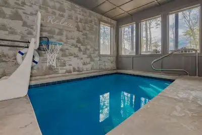 Image de BearlyDippin: Indoor Pool, Outdoor Fireplace, Hot Tub, Wifi, Game Room, fire pit
