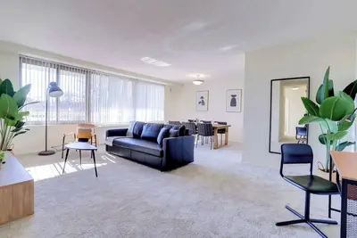 Image de Crystal City Gem: Modern 2br Apt W Pool