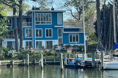 Image de Fabulous Waterfront Contemporary with Rooftop Hot Tub!