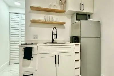 Image de Entire guest house with private fence yard! Central location