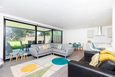 Bournecoast: Modern townhouse near shops and beaches with parking - Wifi -Hb8467