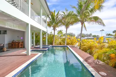 Image de Sea You Soon! Canalfront, Private Heated Pool, Hot Tub & 5 Min to Ami