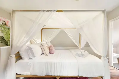 Image de Friendship~Queen Bed ~Parking~Quiet~Central Location~Desk~Pets