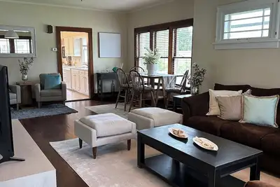 Image de Spacious 5-bedroom house on a quiet street right off the lake near the academy