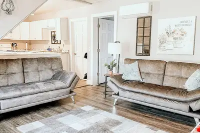 Image de Cozy 2-bedroom apartment minutes from crystal clear beaches and downtown!