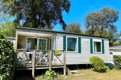 Image de ZEcamping 5* pet friendly animé avec piscine couverte en bord de mer