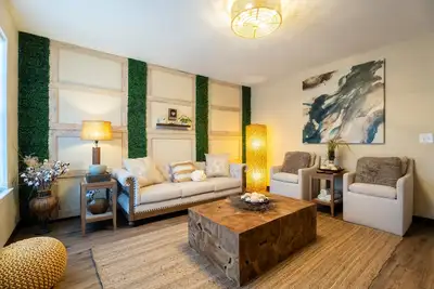 Image de Townhome with a peaceful, soothing vibe, featuring King and Queen size beds
