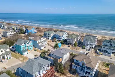 Image de The beautiful beaches of Corolla are just a few feet away at Oasis!