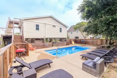 Image de Ocean and sunrise views from the rooftop deck at Mess'n Around!