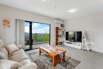 Image de Sleek Vista Townhouse with Deck and Air-con