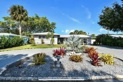 Image de Less than a mile to beach! heated pool! 4 bedrooms, 3 bathrooms private house.