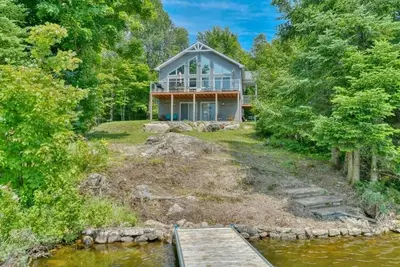 Image de Beautiful waterfront cottage on a pristine lake in Morin Heights