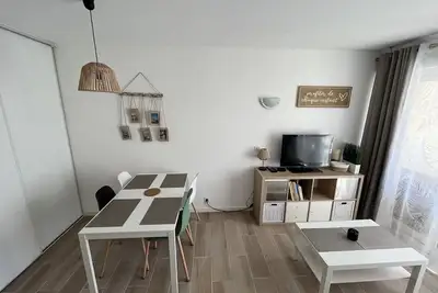 Image de 🌞 Appartement F2 climatisé, piscine, parking, tout à pied à 100m de la mer 🌴