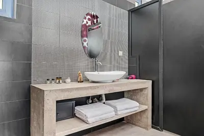 Image de Cozy hotel suite with WiFi and Ac in peaceful Athani// Double standard suite
