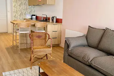 Image de Logement de charme plein centre à 3 min à pied de la plage avec terrasse