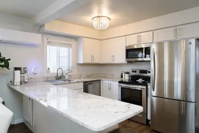 Image de Beautifully updated 2-bed, 1-bath home in downtown Cody. Sleeps 5!