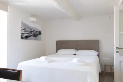 Image de Modern Neo-Classic Apartment Unit 2