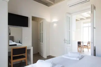 Image de Modern Neo-Classic Apartment Unit 3