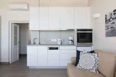 Image de Modern Neo-Classic Apartment Unit 4