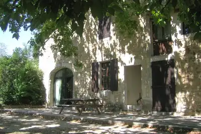 Image de Mas Provençal entre vignes et champs avec piscine sécurisée