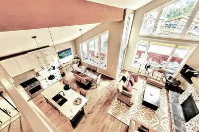 Image de Three Sisters Stylish 4-Bedroom Chalet + Hot Tub