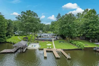 Image de Pool, Hot tub, Kayaks, Mini Golf, + Boat Slip