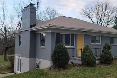 Image de 2 Homes for large group / Hot Tub & Close to all