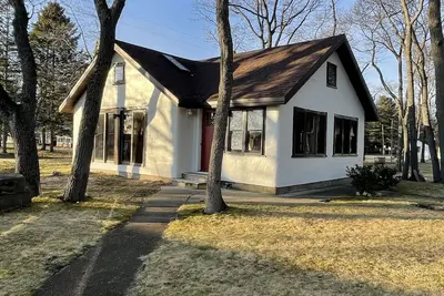 Image de Come relax at this peaceful, rustic cabin on the shores of Lake Huron.