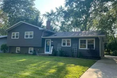 Image de Close to downtown Naperville 3 Bed 2. 5bath/Pets Ok, Garage and utilities incl.