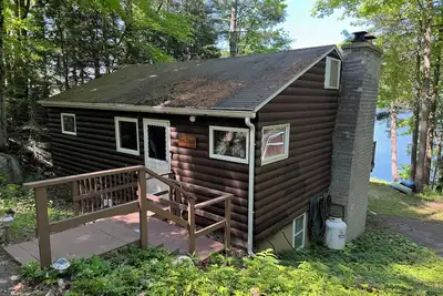 Image de 3 Bedroom Lakefront cabin great for cozy winter getaway or alternative workspace