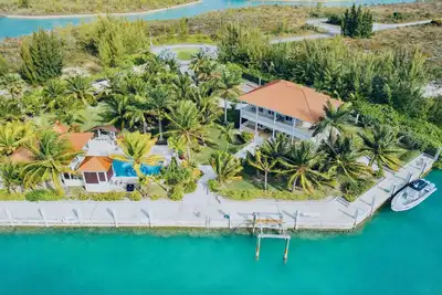 Sportsman's Paradise on the Grand Lucayan Waterway w/ large dock, pool, cabana