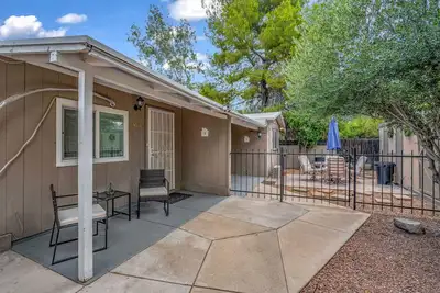 Image de Desert Chic 2br | Steps to Gem Shows & UofA