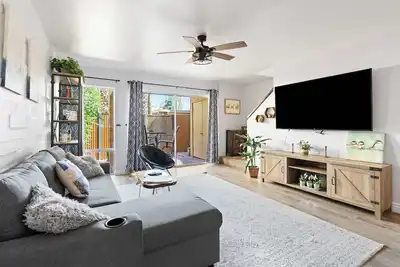 Image de 2br Condo | Pool, Hot Tub Near UofA & Gem Shows