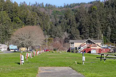 Image de Enjoy this cozy family-style home along the Klamath River, just off Hwy 101!