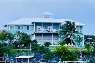 Image de ShuggaBreeze on Great Guana Cay. Expansive home with Private Pier and Beach.