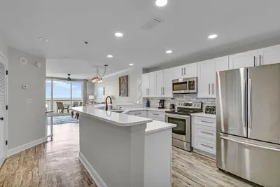 Image de 2 Br Penthouse Condo | Stunning View | Beach Club