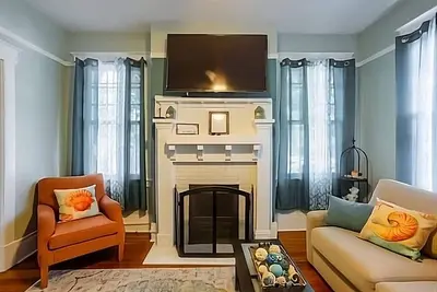 Image de Central Locale, with Southern Charm!