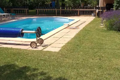Image de proche Aix En Provence, maison avec piscine sur terrain arboré. (S gym+jacuzzi)