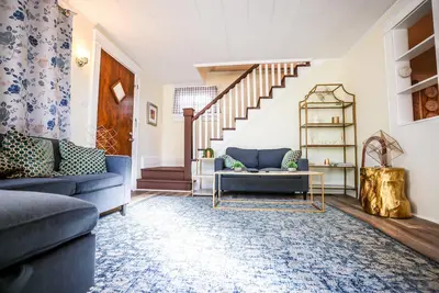 Image de Welcome to our inviting Northside retreat! Immerse yourself in history