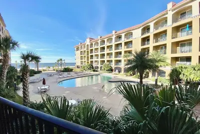 Image de Beautiful 2 bedroom poolside condo with majestic beach view