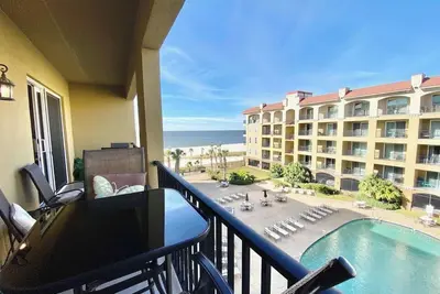 Image de #631 Beautiful poolside Condo perfect for a family getaway