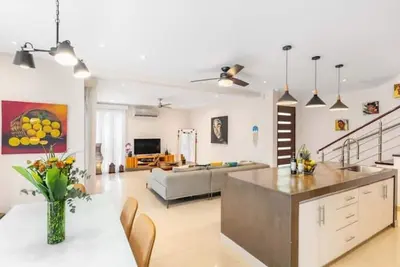 Image de Beautiful 3 bedroom home! Walk to beach Tamarindo\n