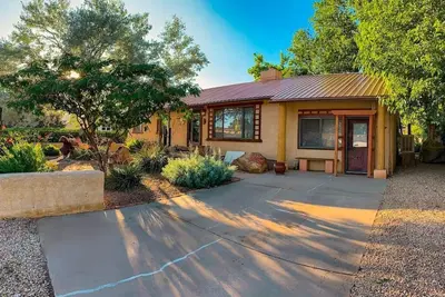 Image de Enjoy a Sweet Retreat in Kanab, Utah. Walking distance to all downtown Kanab has