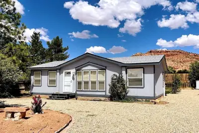 Image de Relax in a Blue Sky Sanctuary in downtown Kanab!