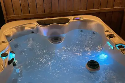 Image de \"Prime Location Stylish 1Bedroom  with Hot Tub Access, across street from Legion