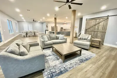 Image de Beach Front Home  - Big Enough for the Everyone - Game Room. Theater Room