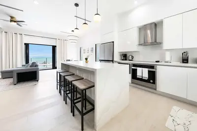 Image de Beachfront Townhome with private pool. 6 Min. from the airport on Cable Beach!