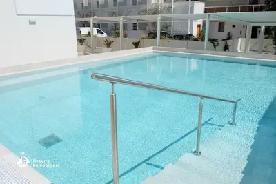 Appartement 'Résidence Bafjle 42' avec piscine partagée, terrasse privée et climatisation